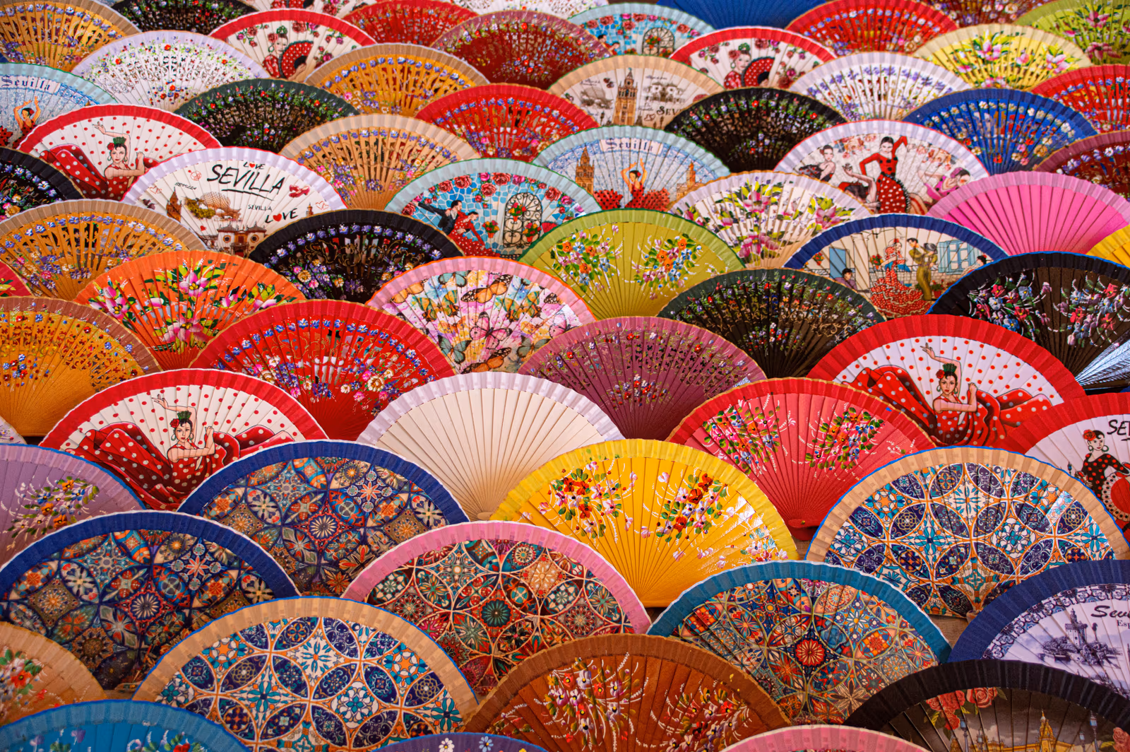 Abanicos españoles de colores, típicos de la feria de día